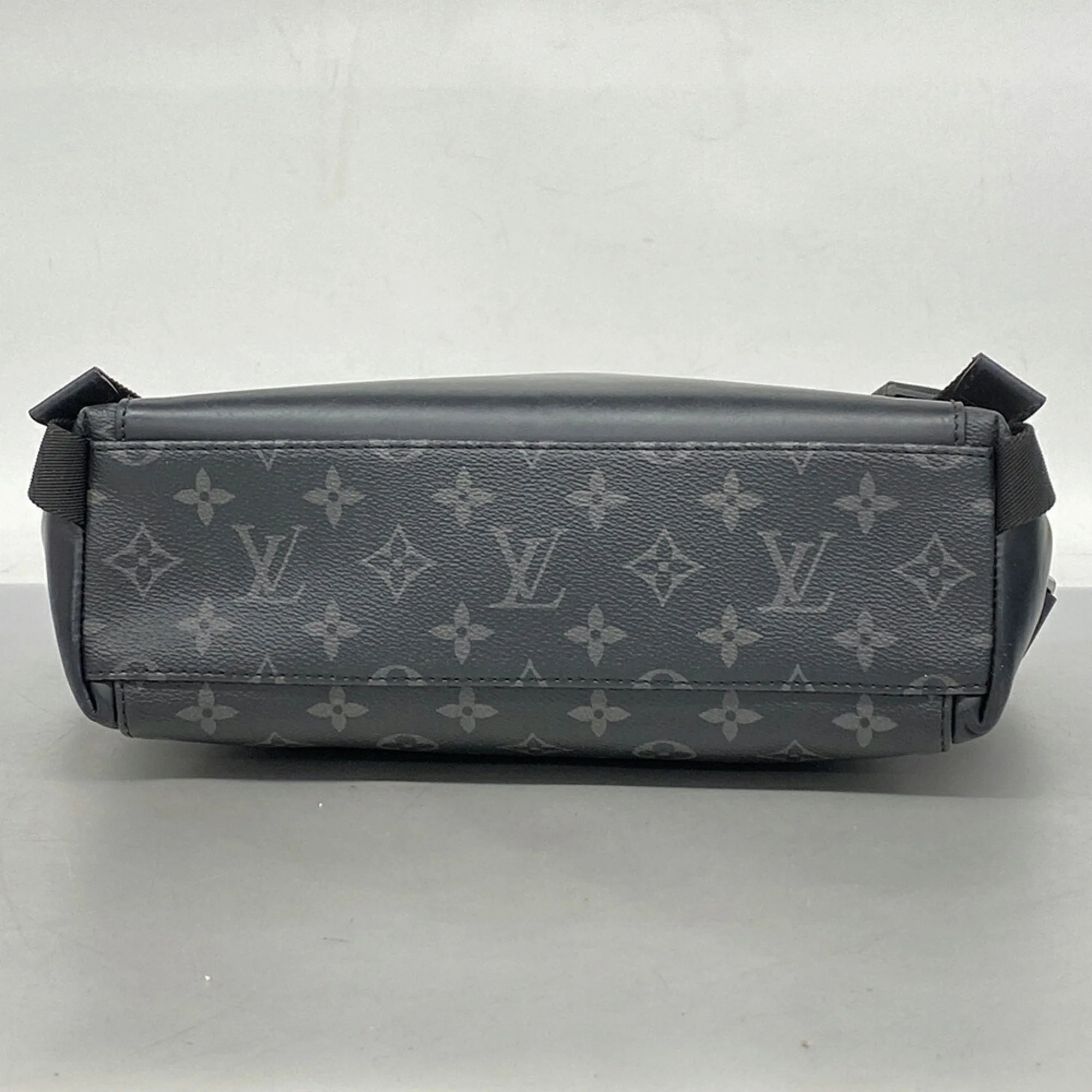 Louis Vuitton Messenger Voyager  Leather Shoulder Bag ()
